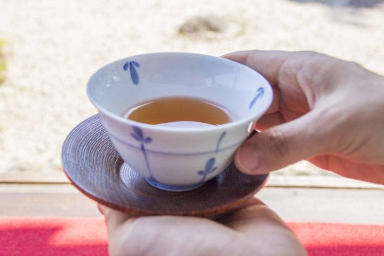 茶托を使った茶の入れ方